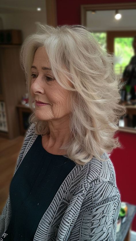 Simple Elegant Hairstyles, Blonde Layered Hair, Layered Haircuts For Medium Hair, Haircuts For Women Over 50, Chic Hair, Layered Cut, Grey Hair Styles For Women, Shoulder Length Hair Cuts, Haircuts For Medium Hair