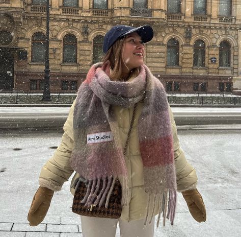 Girl poses in colorful scarf Muffler Outfit Women, Acne Scarf Outfit, New York Spring Outfits, Plaid Scarf Outfit, Acne Studios Scarf, Scarf Outfit Winter, Funky Clothes, December Outfits, Cozy Things