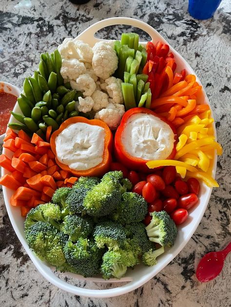 Thanks Giving Veggie Tray, Picnic Veggie Tray, Party Veggie Platter, Veggies Platter Ideas, Fruit Veggie Platter, Appetizer For 1st Birthday, Rainbow Veggie Tray Vegetable Platters, Veggie Tray With Dip, Fruit Tray For Thanksgiving