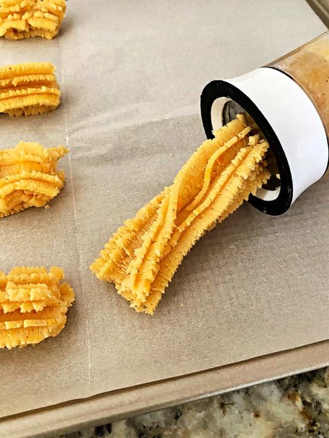 Cheese Straws Recipe Southern Living, Cheese Straws Recipe Pioneer Woman, Southern Cheese Straws, Wine Biscuits, Savory Crackers, Cheese Straw, Cookie Press Recipes, Savory Cookies, Cheese Straws Recipe