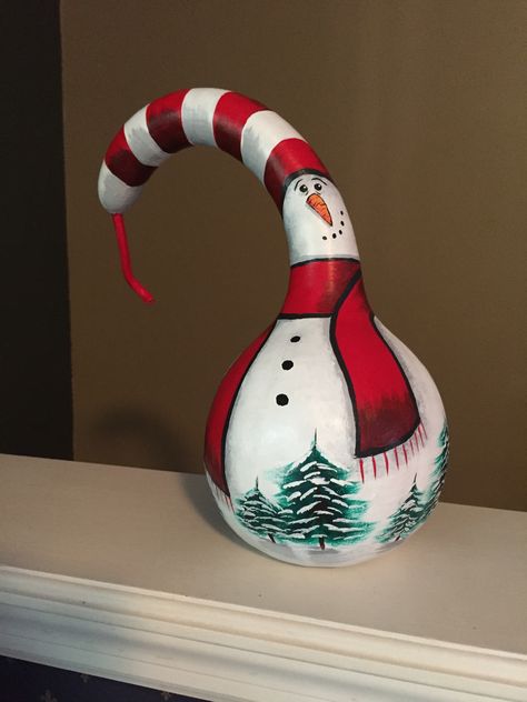 Gourd Snowman Ideas, Gourd Christmas Decorations, Christmas Gourd Ideas, Christmas Gourds Crafts, Snowman Gourds Painted, Painted Gourds Ideas Patterns, Apple Gourds Ideas, Painted Gourds Ideas Christmas, Diy Gourd Projects