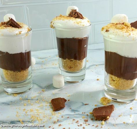 These No Bake S'mores Cups are easy desserts to make at the last minute! With only 5 ingredients, anyone can create these tasty treats! #smores #nobakedesserts #minidesserts #shotglassdesserts #chocolate #marshmallow #grahamcrackers Easy Desserts To Make, Shot Glass Desserts, Dessert Cups Recipes, Mini Dessert Cups, Dessert Shots, Fluff Desserts, Easy To Make Desserts, Refreshing Desserts, Dessert Dishes