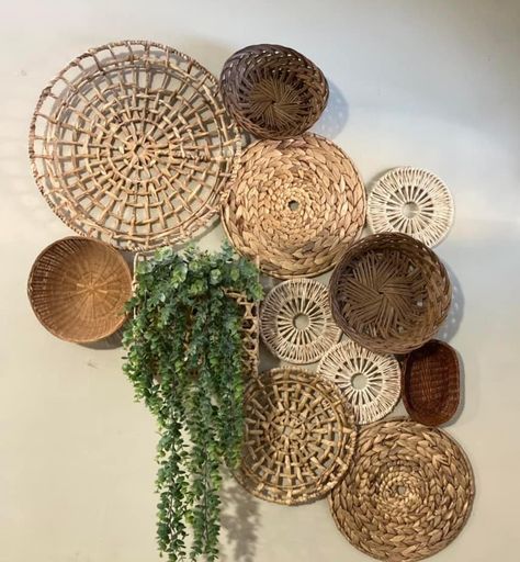 Basket Wall Ideas, Basket Walls Boho, Basket Walls, Basket Wall Art, Diy Boho Decor, Deco Nature, Basket Wall, Basket Wall Decor, Boho House