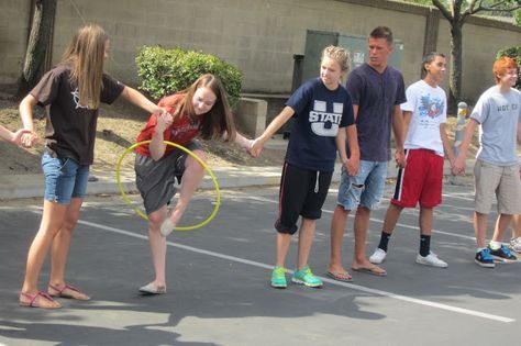 Hula hoop game.  Teenager party Hula Hoop Games, Hoop Games, Group Games For Kids, Church Games, Reunion Games, Team Building Games, Youth Games, Family Reunion Games, Youth Group Games