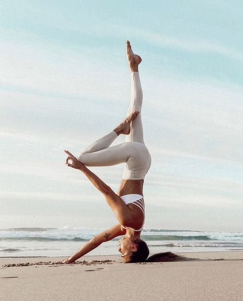 Yoga Posses, Yoga Inspiration Photos, Yoga Poses Photography, Yoga Photoshoot, Yoga Themes, Beautiful Yoga Poses, Yoga Aesthetic, Yoga Inspo, Yoga Poses Advanced