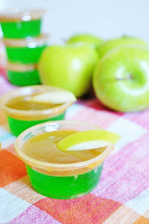 Caramel Apple Jello Shots, Apple Jello Shots, Caramel Apple Shots, Apple Shots, Fun Beverages, Caramel Vodka, Pudding Shots, Jello Shot Recipes, Jello Shot