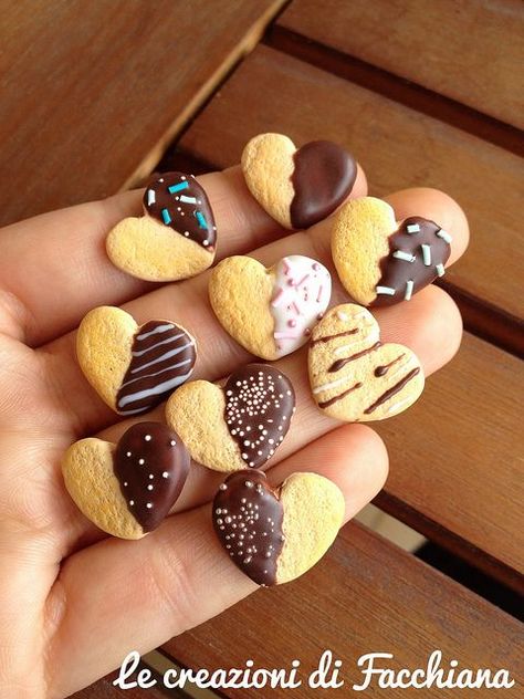 Heart Biscuits, Kue Macaroon, Tanah Liat, Doll Food, Tiny Food, Valentine Cookies, Polymer Clay Miniatures, Clay Food, Cute Desserts