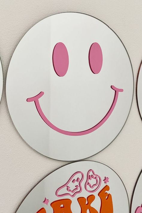 Smiley Mirror, Groovy Prints, Trendy Smiley Face, Face Mirror, Lampe Diy, Yearbook Themes, Mirror Large, Girly Room, Mirror Stickers