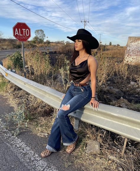 Vaquera Outfit Mexican, Takuachita Outfits, Takuache Girl Outfits, Foto Cowgirl, Cute Cowgirl Outfits, Cowgirl Style Outfits, Latina Outfits, Country Style Outfits, Latina Fashion Outfits