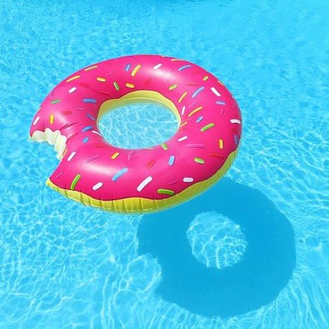 #home #sun #donut #pool #hot #fun #colors #instasummer Pool Tumblr, Donut Floaties, Cute Pool Floats, Donut Pool, Paradise Pools, Pool Floaties, Glitter Wall, Graphic Design Course, Tumblr Image