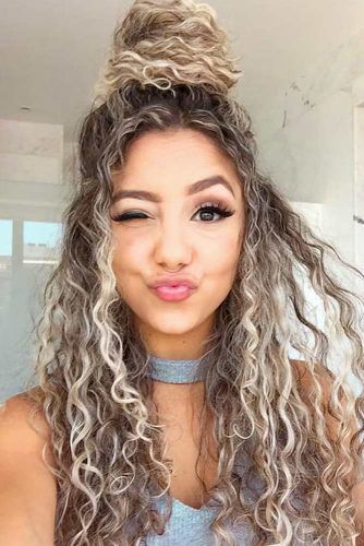 The Trendiest Ways To Beautify Your Long Curly Hair | LoveHairStyles.com Curly Hair Ideas, Shoulder Length Curly Hair, 2020 Hairstyles, Cute Curly Hairstyles, Medium Curly Hair Styles, Curly Hair Styles Easy, Hair Prom, Hair Easy, Penteado Cabelo Curto