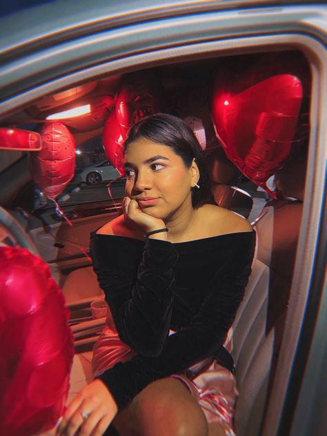 Valentine’s Day photoshoot in car with heart balloons. Valentine’s Day Instagram Pictures, Valentines Day Aesthetic Photoshoot, Valentines Photos, Valentine Pictures, Valentines For Singles, Valentine Picture, Valentines Day Pictures, Valentines Day Photos, Car Pics