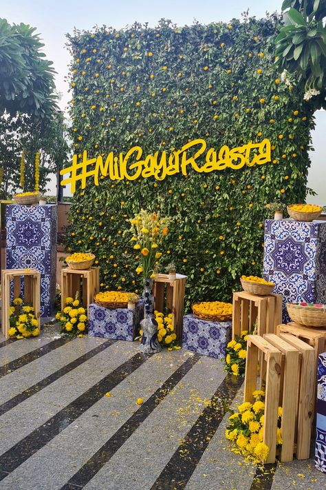 Photobooth Ideas For Haldi, Haldi Photobooth Decor, Night Haldi Decoration, Haldi Photobooth Ideas, Traditional Photobooth Ideas, Colorful Haldi Decor, Blue Pottery Haldi Decor, Blue And Yellow Haldi Decor, Haldi Selfie Booth