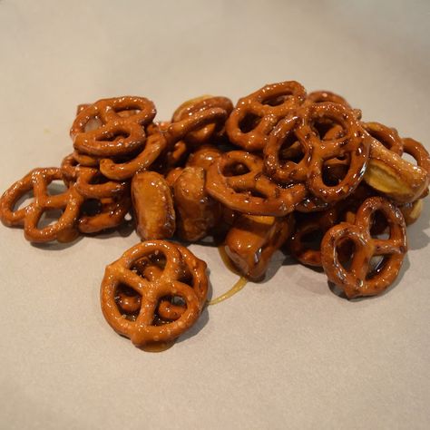 Honey Maple Glazed Pretzels Recipe Spiced Pretzels, Baked Pretzels, Pretzel Snacks, Parchment Paper Baking, Food Summer, Baking With Honey, Pretzels Recipe, Best Sweets, Honey Buns