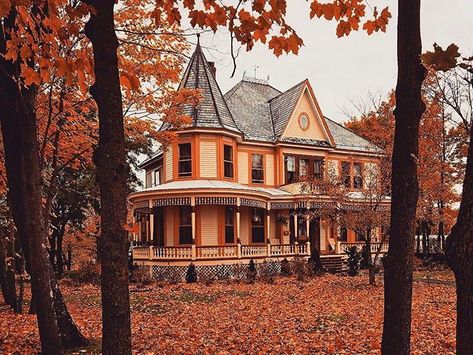 Halloween and Autumn 👻🍂 on Instagram: “Does anyone live in a Victorian house? I don’t but I would love to! 🍂 #Halloween #Fall #Victorian 📷: victorianhouses.tumblr.com” Orange House, Autumn Night, Victorian House, Autumn Cozy, Pics Art, Halloween House, In The Fall, Getting Cozy, Victorian Homes