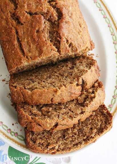 Who doesn't love banana bread? It's such a great snack to have on hand! I love trying out different banana bread recipes and decided to try a version that uses whole wheat and white whole wheat flour. I haven't made that many recipes with whole wheat flour—normally I bake with unbleached flour—but this banana bread has inspired me to try more! It has a great banana flavor, it's sweetened with brown sugar and honey, and you can't really tell it's made with whole wheat flour. So if you l… Whole Wheat Flour Recipes, Honey Banana Bread, Homemade Whole Wheat Bread, Healthy Bakes, Strawberry Cake Mix Cookies, Whole Wheat Banana Bread, Healthy Cakes, Dessert Breads, Pumpkin Spice Bread