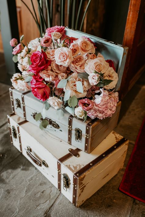 Vintage Suitcase Centerpiece, Vintage Luggage Decor Ideas, Vintage Suitcase With Flowers, Flowers In Suitcase, Suitcase With Flowers, Travel Aesthetic Wedding, Vintage Suitcase Wedding Decor, Travel Themed Decor, Vintage Decorating Ideas For Party