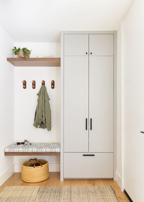 Mud Room Designs Layout, Entryway With Wardrobe, Ikea Entryway Storage, Garderobe Design, Vstupná Hala, Entrance Furniture, Design Hall, Colorful House, Mid Century Modern Home