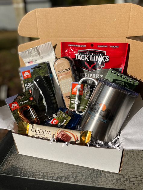 ✰ Men Outdoor Gift Box ✰ This box includes: -peppered Jack Links beef jerky -Ozvarktrail 17 oz stainless steel carabiner mug -7.6 inch pocket knife -Mediaid fishing lure keychain -first aid kit -outdoor notepad -2 carabiners -Dude wipes outdoor no scented wipes -assortment of Godiva chocolate -assortment of other gourmet chocolates *Add-on hand written note on a card and gift box with bow available. Free gift wrapping included when you purchase two or more gift boxes. Free gift message: During c Good Christmas Gifts For Work Party For Guys, Hunting Baskets For Men, Knife Gift Basket, Men’s Birthday Box Ideas, Hunting Gifts For Him, Mens Secret Santa Gifts, Blue Collar Men Gift Basket, Gift Basket For Boss For Men, Country Gift Ideas For Him