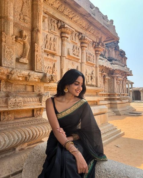 South Indian Poses In Saree, Saree Post Ideas, Tamil Saree Look, Chikankari Aesthetic, Tamil Outfits, Aesthetic Saree Poses, Set Saree Kerala, Devika Sanjay, Tamil Women