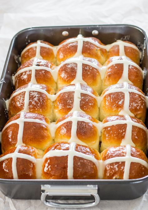 Easter Brunch Treats, Cross Buns Recipe, Hot Cross Buns Recipe, Hot Cross Bun, Easter Side Dishes, Easter Brunch Food, Easter Dinner Recipes, Buns Recipe, Hot Cross Buns