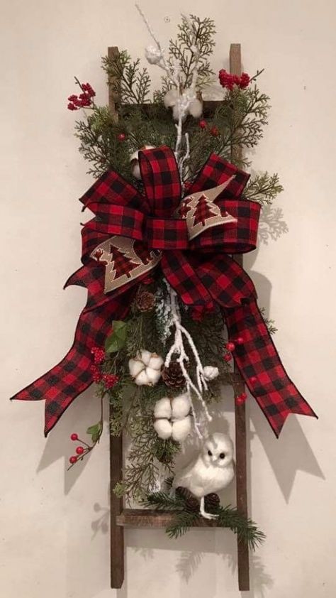 Christmas Ladders Ideas, Simple Christmas Decorations, Christmas Ladder, Plaid Christmas Decor, Christmas Decorations Wreaths, Country Christmas Decorations, Simple Christmas Decor, Unique Christmas Trees, Crafts Decor