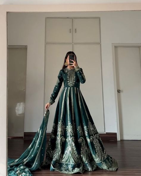 Desi Formal Dresses Long Maxi Dress Wedding, Bridal Anarkali Dress, Classic Indian Wear, Maxi Style Pakistani Dresses, Desi Maxi Dress, Desi Dress Design, Indian Dresses Traditional Anarkali, Party Wear Outfits Western, Wedding Dresses Ideas Pakistani