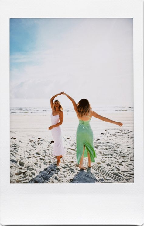 Vacation Poses Picture Ideas Friends, Sisters Beach Pictures, Sister Vacation Pictures, Goa Photography Ideas Friends, Beach Pics With Bestie, Beach Pictures With Bestie, Beach Poses Instagram Photo Ideas Friends, Unique Beach Photoshoot, Beach Poses With Sister