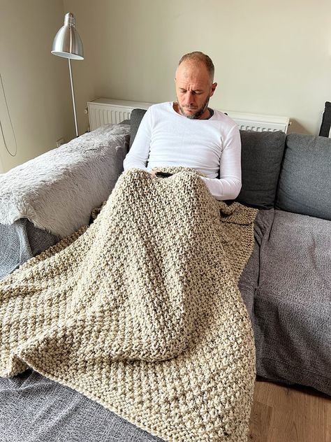 Knit Afghan Patterns Free, Diy Throw Blankets, Beginner Blanket, Knit Throw Blanket Pattern, Knit A Blanket, Chunky Knit Blanket Pattern, Irish Moss Stitch, Easy Blanket Knitting Patterns, Easy Knit Blanket