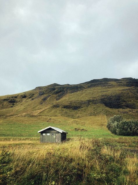 Middle of nowhere Living In The Middle Of Nowhere, Middle Of Nowhere House, House In Middle Of Nowhere, Houses In The Middle Of Nowhere, House In The Middle Of Nowhere, Middle Of Nowhere Aesthetic, Middle Class Aesthetic, Abandoned Aesthetic, Message Bottle