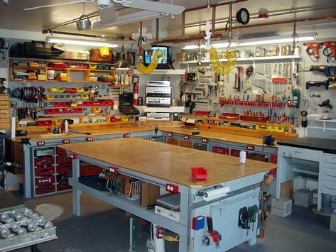 Home workshop Garage Workshop Layout, Work Shops, Basement Workshop, Workshop Layout, Small Garage, Garage Work Bench, Workshop Design, Workshop Organization, Shop Layout