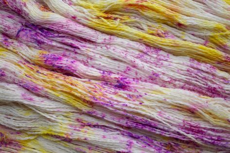 How To Dye Wildflower Speckle Yarn on BRISTLE - Knomad Handdyed Yarn Knitting, Dyed Yarn Diy, Hand Dyed Yarn Inspiration, Dye Inspiration, Yarn Tutorials, Speckled Yarn, Dyeing Yarn, Handdyed Yarn, Pink Dye