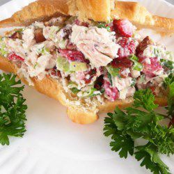 Strawberry Chicken Salad Sandwich, Strawberry Chicken Salad With Pecans, Strawberry Chicken Salad Recipe, Unique Sandwich Ideas, Chicken Salad Bar, Strawberry Lunch, Salad For Sandwiches, Staple Meals, Strawberry Sandwich