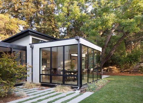 15 Magnificent Modern Sunroom Designs For Your Garden Modern Sunroom, Outdoor Sunroom, Sunroom Decorating, Room Extensions, Sunroom Designs, California Garden, California Living, Beautiful Patios, Ranch Style Homes