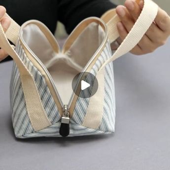 Diy Purses And Bags, Sewing Bags Diy, Small Tote Bag Pattern, Diy Bag Patterns, Diy Fabric Purses, Tote Bag Sewing Tutorial, Tote Bag Diy Pattern, Hand Sewn Crafts, Diy Pouch