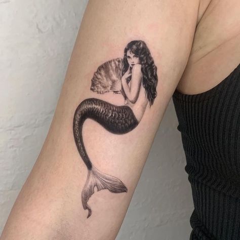 Mermaid Tatoos Woman, Mermaid Tattoo Placement, Back Mermaid Tattoo, Mermaid Tattoo Aesthetic, Mermaid Tattoo Leg, Mermaid Shoulder Tattoo, Siren Mermaid Tattoo, Mermaid Tattoos For Women, Black Women With Tattoos