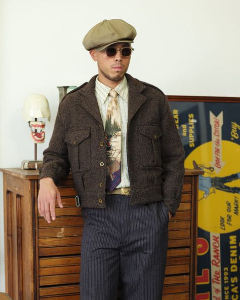 This jacket is inspired by the original WWII bread pocket hunting jacket. Classic details could be found easily. Gorge lapel, reinforced back belt. This jacket makes everything look easy. Double-layer left shoulder for carrying the hunting tools on the shoulder, double slant-design breast pockets, all of these classic 1940s Outfits Men, Bread Pockets, Motif Soutache, Hunting Fashion, 40s Outfits, 1920s Mens Fashion, Masc Fashion, Smart Casual Menswear, Mens Fasion