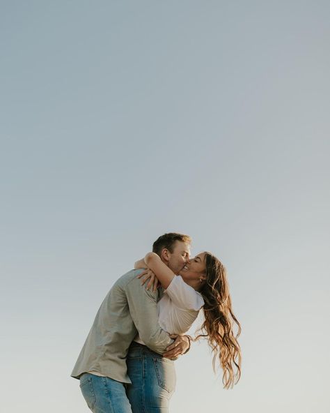 Engagement Photos Seated, Windansea Engagement Photos, Mountain Picnic Photoshoot, Taking Your Own Couple Photos, Seaside Florida Engagement Photos, Styles Of Engagement Photos, Lds Engagement Pictures, Cute Engagement Poses, Boston Esplanade Engagement