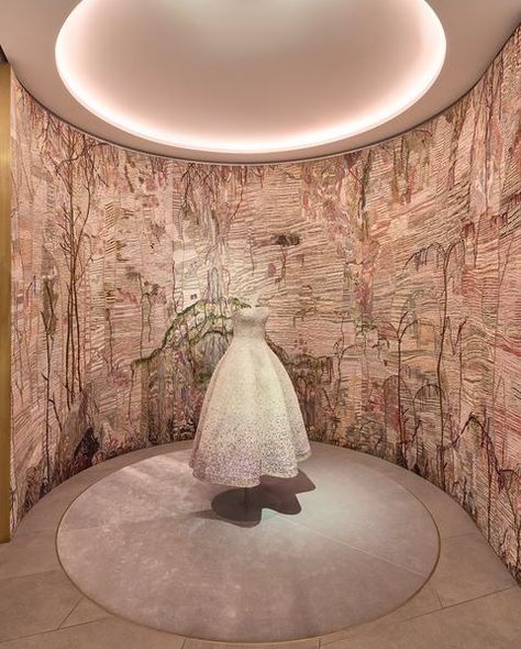 Dior Official (@dior) • Instagram photos and videos Miss Dior Dress, Dior Museum Paris, Dior Museum, Fashion Major, Fashion Museum, Dior Dresses, Dior Gown, Dior Aesthetic, Museum Fashion