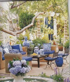 #garden #smallspace Arizona Garden, Blue White Decor, Chinoiserie Chic, Patio Interior, Outdoor Living Room, Patio Cushions, Decor Minimalist, Outdoor Oasis, White Decor