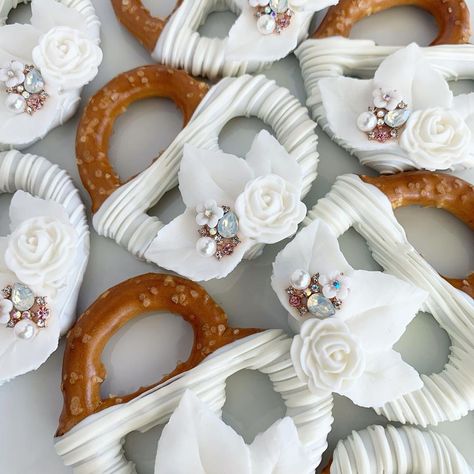 Anniversary Treats Desserts, Wedding Shower Pretzel Rods, Cute Bridal Shower Food Ideas, Chocolate Covered Pretzel Twists, Bridal Shower Pretzels, Chocolate Dipped Pretzels Wedding, Bridal Shower Pretzel Rods, Fall Bridal Shower Treats, Bridal Shower Baked Goods