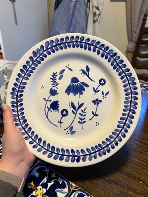 Ceramic Plate Set Dinnerware, Pattern Pottery Painting, Blue Pottery Designs Pattern Diy, Porcelain Bowl Painting, Funky Pottery Painting Ideas, Plates Pottery Painting, Pottery Painting Vintage, Paint Pottery Inspiration, Ceramic Plate Pattern