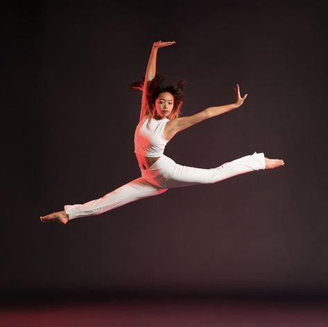 Dance Poses For Pictures Jumps, Dance Photography Jumps, Action Shots For Dance, Dancer Action Shots, Dance Photography Poses Simple Jazz, Jump Dance Poses, Jumping Dance Poses, Dance Jumps Photography, Dance Action Shots Jumps