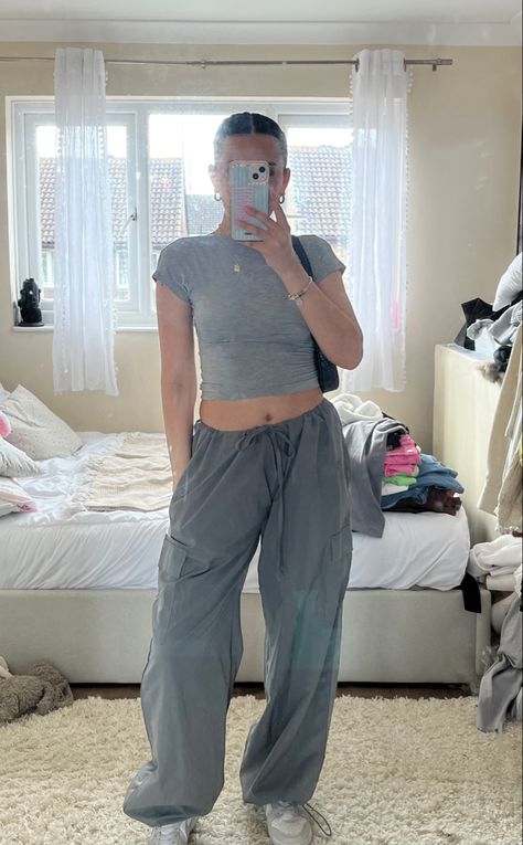 Summer Outfits Parachute Pants, Grey Drawstring Pants Outfit, Parachute Pants Grey Outfit, Grey Parachute Pants Outfit Summer, Midsize Parachute Pants, Parachute Pants Summer Outfit, How To Style Grey Parachute Pants, Light Blue Parachute Pants Outfit, Light Grey Parachute Pants Outfit