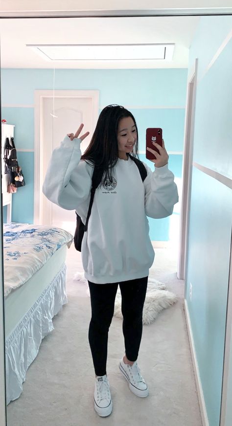 White Platform Converse Outfit Leggings, Oversized Crewneck Outfit Leggings, Platform Converse Outfit Leggings, Outfits With Platform Vans, White Converse Outfit Fall, White Converse High Tops Outfit, Outfits Con Converse Blancos, White Converse Outfit High Top, White High Top Converse Outfit