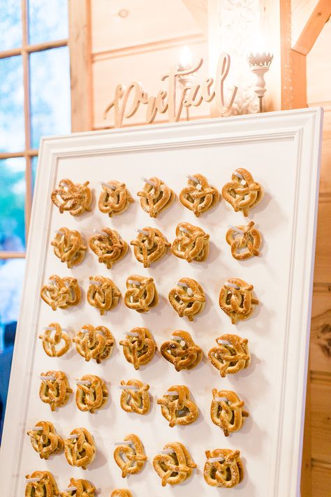 Wedding Soft Pretzels, Soft Pretzel Wall, Diy Pretzel Wall, Pretzel Holder Party Ideas, Pretzel Board Display, Pretzel Wall Wedding, Wedding Pretzel Bar, Pretzel Bar Wedding, Pretzel Bar Ideas