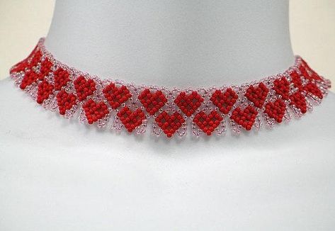 Seed Bead Heart Pattern Necklace Bead Heart Pattern, Seed Bead Heart, Bead Heart, Seed Bead Bracelet Patterns, Macrame Bracelet Patterns, Seed Bead Crafts, Beaded Necklace Patterns, Bead Weaving Tutorials, Beading Netting