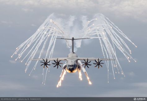 A400M using flares Sky Dancers, C130 Hercules, Cover Photography, Angel Flight, C 130, Military Technology, French Army, Grateful Dead, Military Aircraft