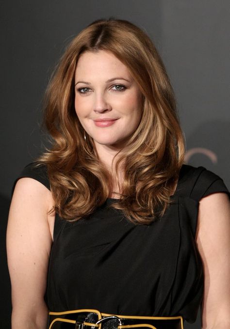 2008 Drew Barrymore Hair, Caramel Brown Hair Color, Caramel Brown Hair, Warm Hair Color, Caramel Hair, Light Hair Color, Actrices Hollywood, Trendy Hair Color, Drew Barrymore