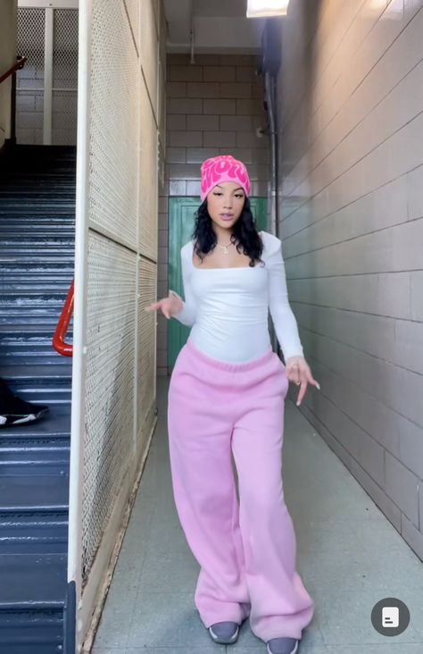 Light Pink Sweatshirt Outfit, Pink Sweat Pants Outfits, Pink Joggers Outfit Casual, Girly Baddie Outfits, Pink Out Outfits, Plus Size Pink Outfits, Pink Baddie Outfits, Sweat Outfits For Women, Pink Joggers Outfit